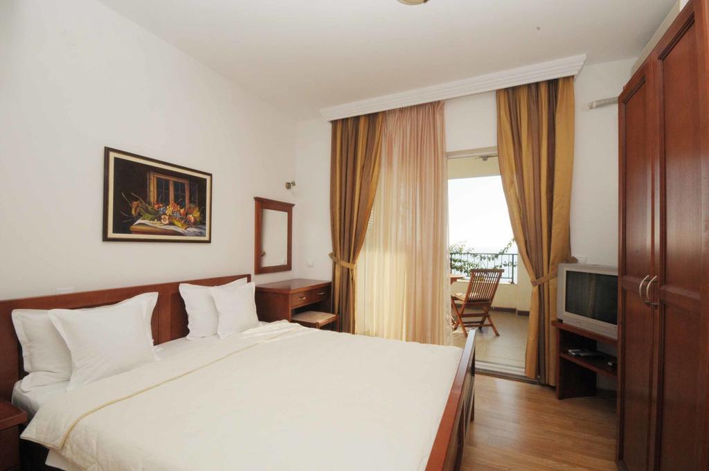 Apartments Leut Светі-Стефан Екстер'єр фото