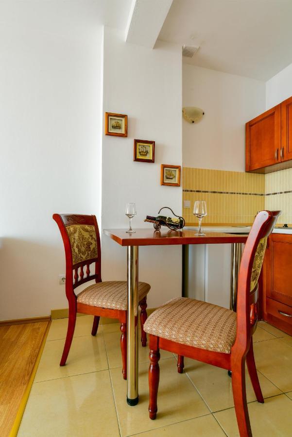 Apartments Leut Светі-Стефан Екстер'єр фото